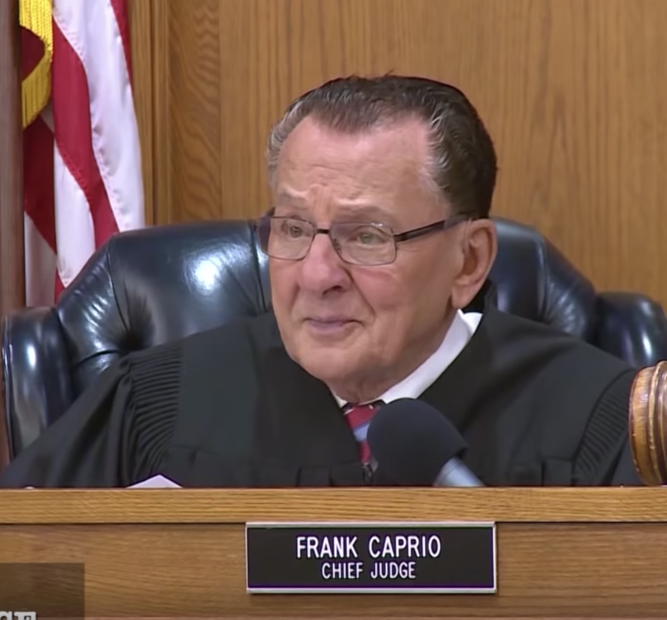 Фрэнк каприо. Судья Chief judge Frank Caprio. Самый справедливый судья Фрэнк Каприо. Судья США Фрэнк Каприо.