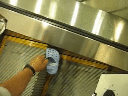 Đi trung tâm thương mại bao năm nay nhưng giờ tôi mới biết bàn chải ở thang cuốn không phải để đánh giày! - Ảnh 2.