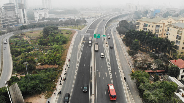 Hàng loạt ô tô bất chấp nguy hiểm, biển cấm, ngang nhiên quay đầu trên tuyến đường cao tốc đẹp nhất Hà Nội - Ảnh 1.