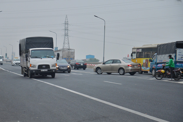 Hàng loạt ô tô bất chấp nguy hiểm, biển cấm, ngang nhiên quay đầu trên tuyến đường cao tốc đẹp nhất Hà Nội - Ảnh 17.