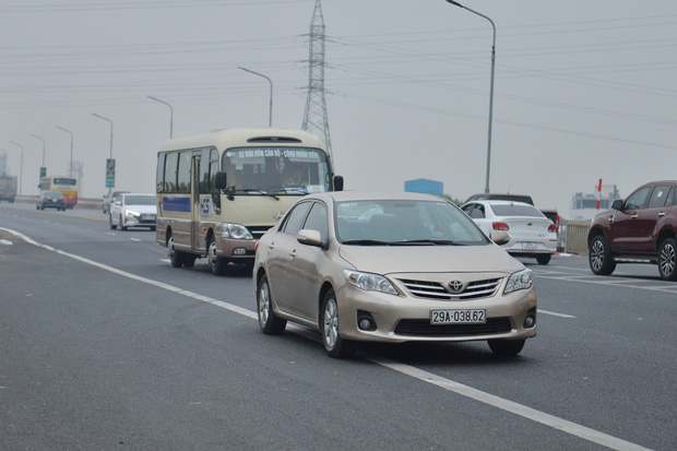 Hàng loạt ô tô bất chấp nguy hiểm, biển cấm, ngang nhiên quay đầu trên tuyến đường cao tốc đẹp nhất Hà Nội - Ảnh 7.