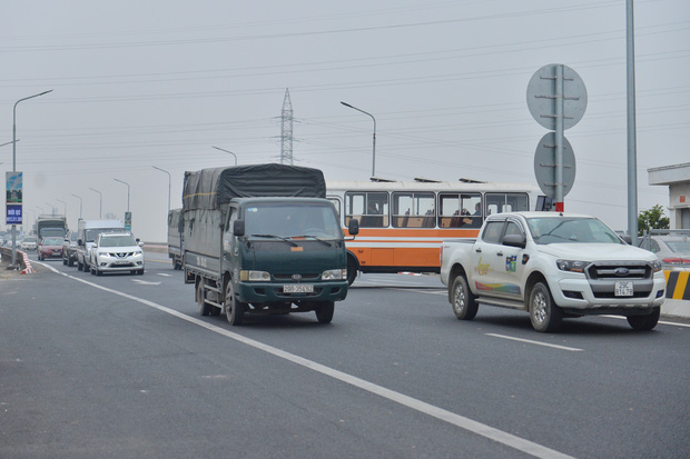 Hàng loạt ô tô bất chấp nguy hiểm, biển cấm, ngang nhiên quay đầu trên tuyến đường cao tốc đẹp nhất Hà Nội - Ảnh 8.