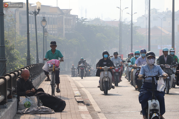 Chùm ảnh: Bụi mờ mù mịt bủa vây Sài Gòn, báo động ô nhiễm không khí trong những ngày cuối năm - Ảnh 18.