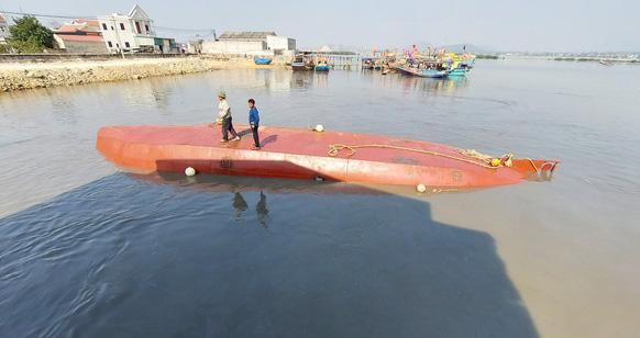  Tàu biển vừa bơm 5000 lít dầu và nước ngọt, chưa kịp đi bán thì bị chìm - Ảnh 3.