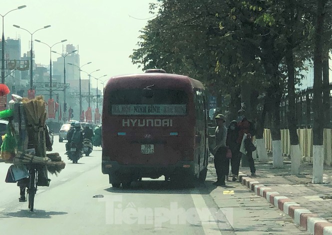 Tận thấy bến cóc, xe dù náo loạn đường phố Hà Nội - Ảnh 11.