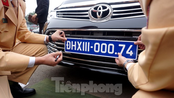 Cục CSGT kiểm định, gắn biển tạm thời cho hơn 100 xe phục vụ Đại hội XIII - Ảnh 11. Cục CSGT kiểm định, gắn biển tạm thời cho hơn 100 xe phục vụ Đại hội XIII - Ảnh 11.
