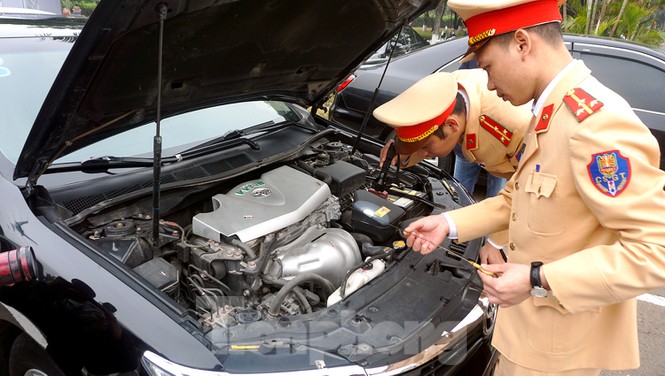 Cục CSGT kiểm định, gắn biển tạm thời cho hơn 100 xe phục vụ Đại hội XIII - Ảnh 5. Cục CSGT kiểm định, gắn biển tạm thời cho hơn 100 xe phục vụ Đại hội XIII - Ảnh 5.