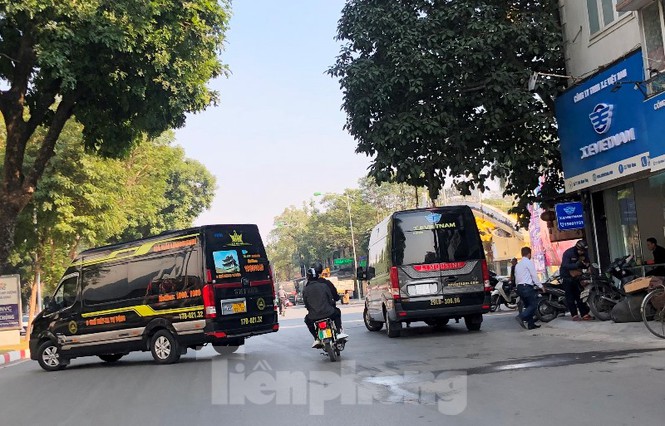 Tận thấy bến cóc, xe dù náo loạn đường phố Hà Nội - Ảnh 9.