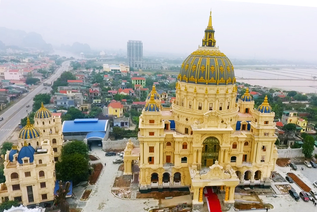  Cận cảnh lâu đài dát vàng của đại gia xi măng ở Ninh Bình: Xây thô hết 400 tỷ, nội thất đắt đến choáng ngợp - Ảnh 2.