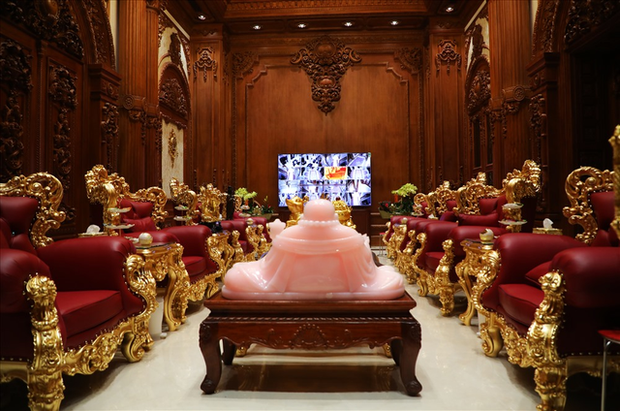 Cận cảnh lâu đài dát vàng của đại gia xi măng ở Ninh Bình: Xây thô hết 400 tỷ, nội thất đắt đến choáng ngợp  - Ảnh 5.