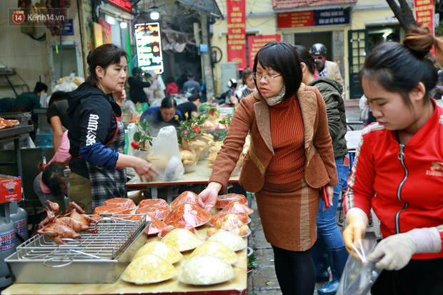 Gà cánh tiên “hút khách” trong phiên chợ Rằm cuối năm giữa phố Hà Nội: Chủ quán luộc gà gấp rút, shipper giao mỏi chân không kịp - Ảnh 11.