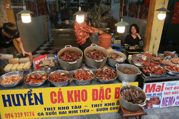 Gà cánh tiên “hút khách” trong phiên chợ Rằm cuối năm giữa phố Hà Nội: Chủ quán luộc gà gấp rút, shipper giao mỏi chân không kịp - Ảnh 12.