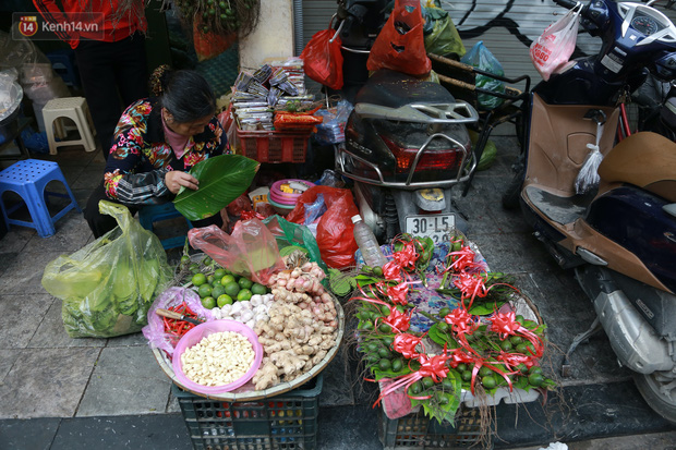 Gà cánh tiên “hút khách” trong phiên chợ Rằm cuối năm giữa phố Hà Nội: Chủ quán luộc gà gấp rút, shipper giao mỏi chân không kịp - Ảnh 14.