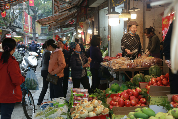 Gà cánh tiên “hút khách” trong phiên chợ Rằm cuối năm giữa phố Hà Nội: Chủ quán luộc gà gấp rút, shipper giao mỏi chân không kịp - Ảnh 16.