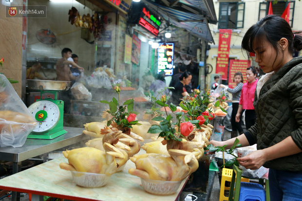 Gà cánh tiên “hút khách” trong phiên chợ Rằm cuối năm giữa phố Hà Nội: Chủ quán luộc gà gấp rút, shipper giao mỏi chân không kịp - Ảnh 3.