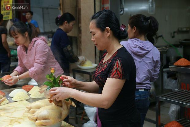 Gà cánh tiên “hút khách” trong phiên chợ Rằm cuối năm giữa phố Hà Nội: Chủ quán luộc gà gấp rút, shipper giao mỏi chân không kịp - Ảnh 4.