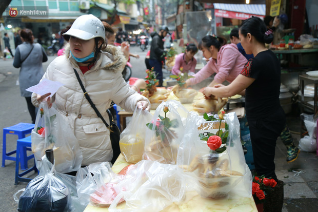 Gà cánh tiên “hút khách” trong phiên chợ Rằm cuối năm giữa phố Hà Nội: Chủ quán luộc gà gấp rút, shipper giao mỏi chân không kịp - Ảnh 5.
