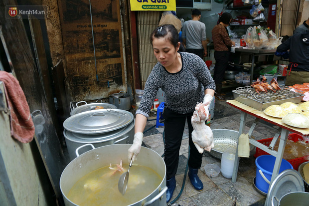 Gà cánh tiên “hút khách” trong phiên chợ Rằm cuối năm giữa phố Hà Nội: Chủ quán luộc gà gấp rút, shipper giao mỏi chân không kịp - Ảnh 7.