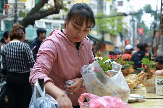 Gà cánh tiên “hút khách” trong phiên chợ Rằm cuối năm giữa phố Hà Nội: Chủ quán luộc gà gấp rút, shipper giao mỏi chân không kịp - Ảnh 8.