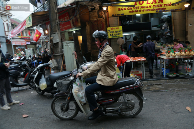 Gà cánh tiên “hút khách” trong phiên chợ Rằm cuối năm giữa phố Hà Nội: Chủ quán luộc gà gấp rút, shipper giao mỏi chân không kịp - Ảnh 9.