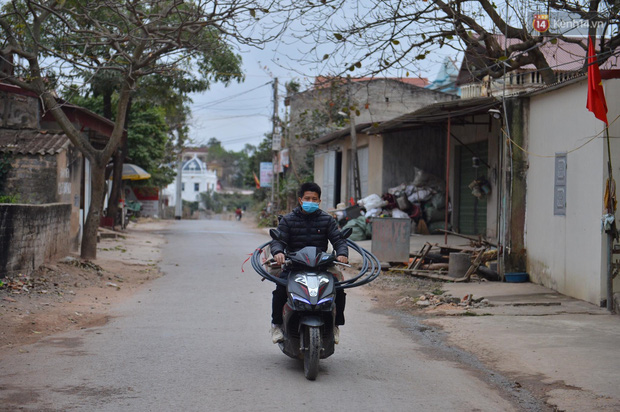 Ảnh: Phong tỏa 1 thôn ở Hải Dương, giãn cách xã hội 1 xã liên quan đến nữ công nhân dương tính Covid-19 - Ảnh 3.