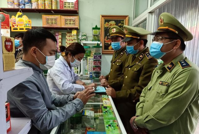 Quảng Ninh, Hải Dương, Hà Nội chặn găm hàng, tăng giá khẩu trang  - Ảnh 1.
