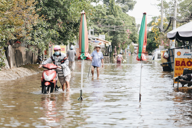 Sài Gòn không mưa, thành phố Thủ Đức vẫn ngập từ sáng đến trưa, dân bỏ nhà đi nơi khác - Ảnh 2.