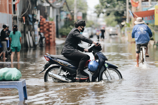 Sài Gòn không mưa, thành phố Thủ Đức vẫn ngập từ sáng đến trưa, dân bỏ nhà đi nơi khác - Ảnh 12.