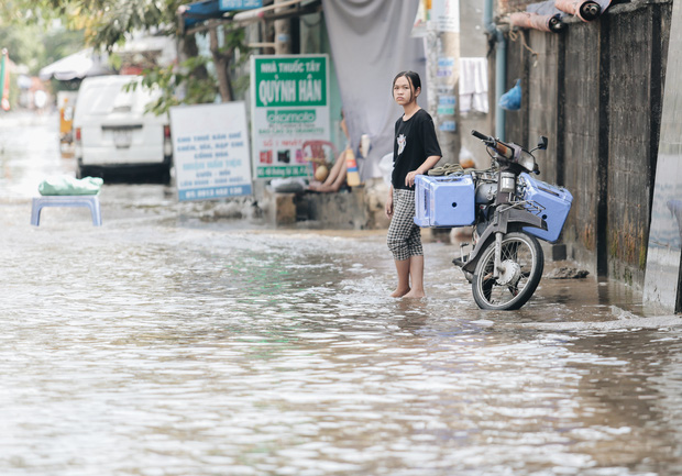 Sài Gòn không mưa, thành phố Thủ Đức vẫn ngập từ sáng đến trưa, dân bỏ nhà đi nơi khác - Ảnh 15.