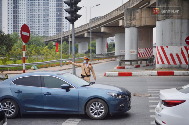 Chùm ảnh: Cửa ngõ Hà Nội ùn tắc kinh hoàng, các bến xe chật cứng người dân quay trở lại sau kỳ nghỉ Tết dương lịch - Ảnh 7.