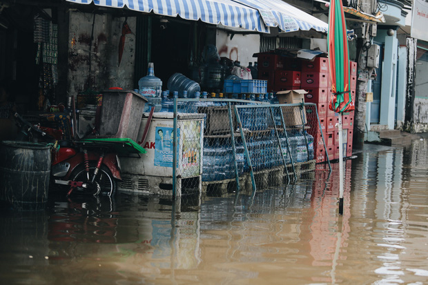 Sài Gòn không mưa, thành phố Thủ Đức vẫn ngập từ sáng đến trưa, dân bỏ nhà đi nơi khác - Ảnh 8.