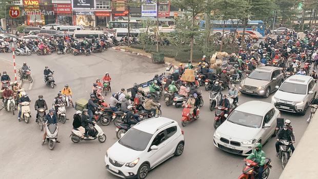 Ảnh: Cận cảnh dòng phương tiện đua nhau đi ngược chiều vượt ngã tư đau khổ bất chấp nguy hiểm - Ảnh 2.