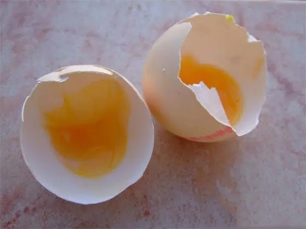 4 kiểu trứng hỏng gây hại cho sức khỏe nhưng nhiều người vẫn tiếc rẻ mà cố ăn - Ảnh 2.