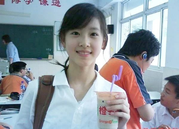 Từ hotgirl bán trà sữa trở thành nữ tỷ phú ở tuổi 27: Tiền và chất xám là 2 thứ quan trọng nhất để đem tới cơ hội - Ảnh 1. Từ hotgirl bán trà sữa trở thành nữ tỷ phú ở tuổi 27: Tiền và chất xám là 2 thứ quan trọng nhất để đem tới cơ hội - Ảnh 1.