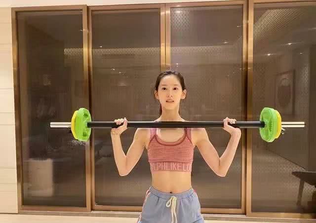 Từ hotgirl bán trà sữa trở thành nữ tỷ phú ở tuổi 27: Tiền và chất xám là 2 thứ quan trọng nhất để đem tới cơ hội - Ảnh 3. Từ hotgirl bán trà sữa trở thành nữ tỷ phú ở tuổi 27: Tiền và chất xám là 2 thứ quan trọng nhất để đem tới cơ hội - Ảnh 3.