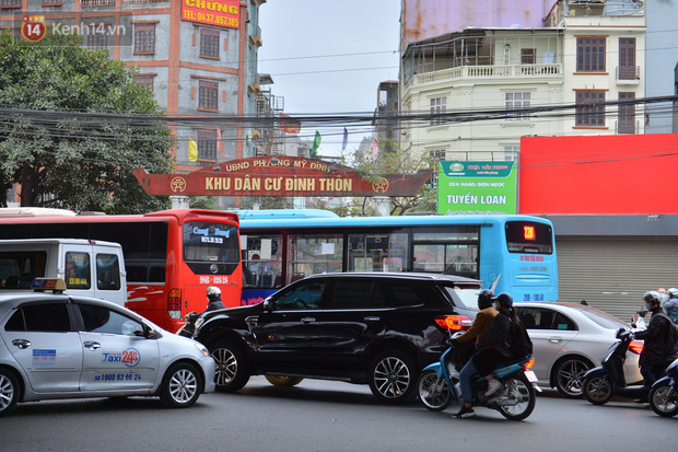 Ảnh: Đường Hà Nội chật cứng xe cộ, hàng nghìn người chôn chân, vật lộn với giá rét xấp xỉ 10 độ C - Ảnh 12.