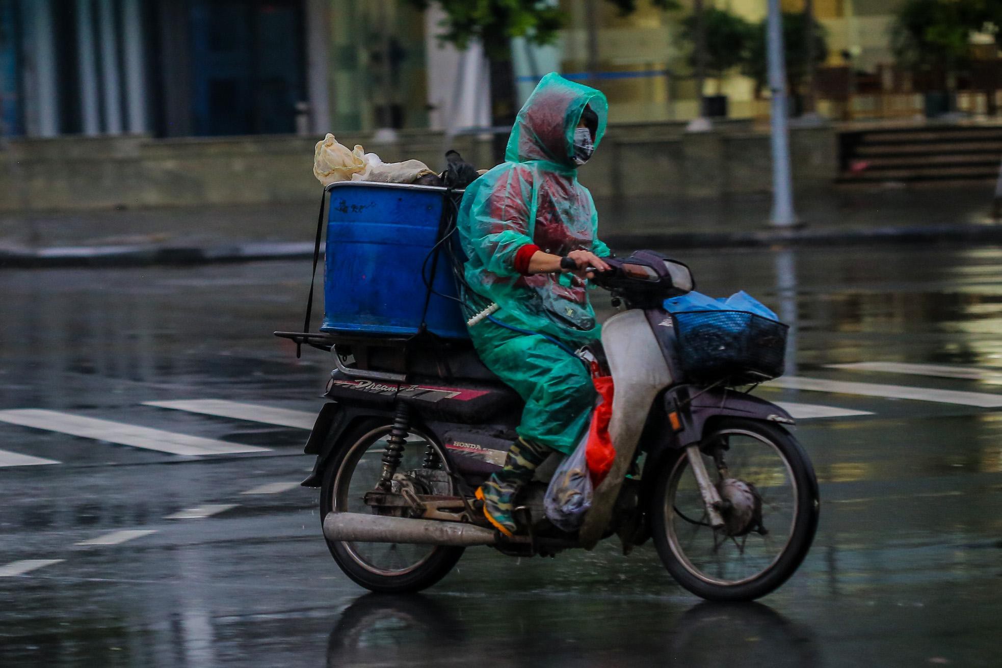 Người dân Thủ đô đón cái lạnh đầu mùa kèm mưa - Ảnh 2.