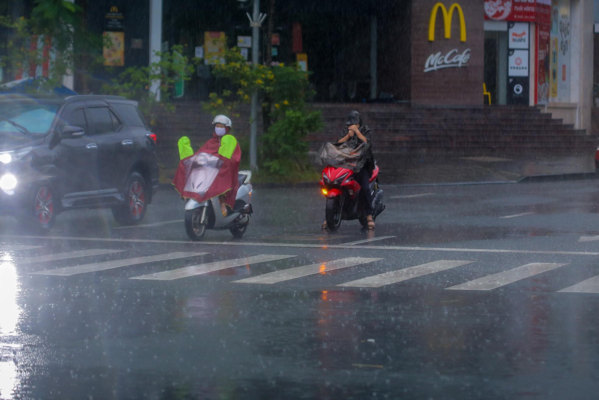 Người dân Thủ đô đón cái lạnh đầu mùa kèm mưa - Ảnh 11.