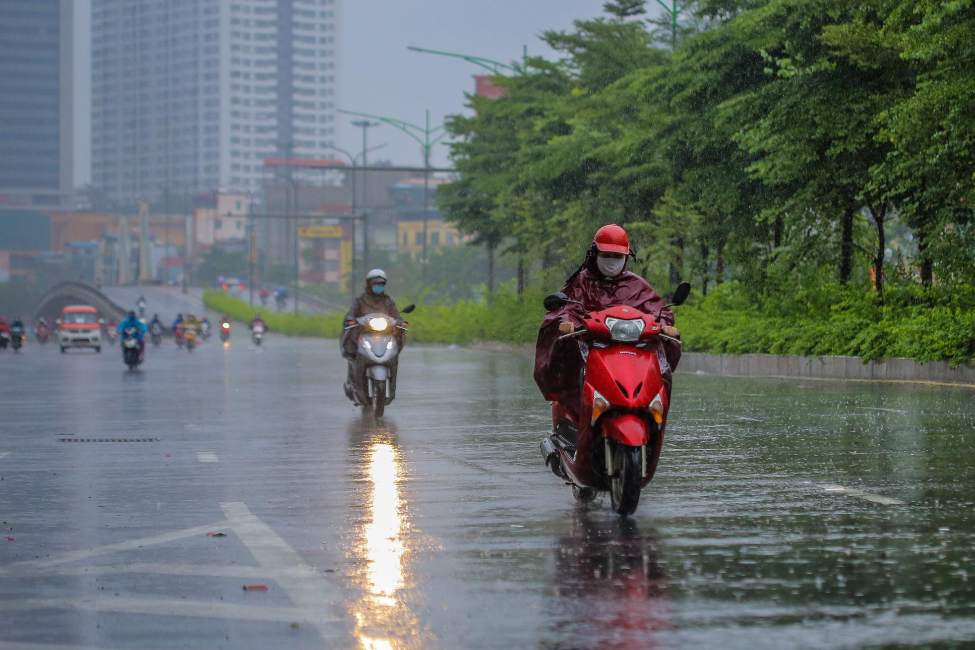 Người dân Thủ đô đón cái lạnh đầu mùa kèm mưa - Ảnh 13.
