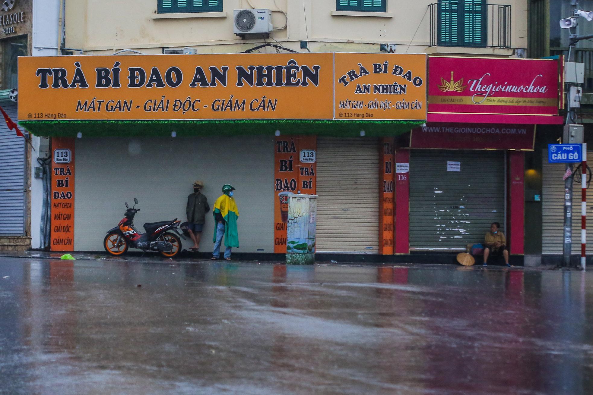 Người dân Thủ đô đón cái lạnh đầu mùa kèm mưa - Ảnh 4.