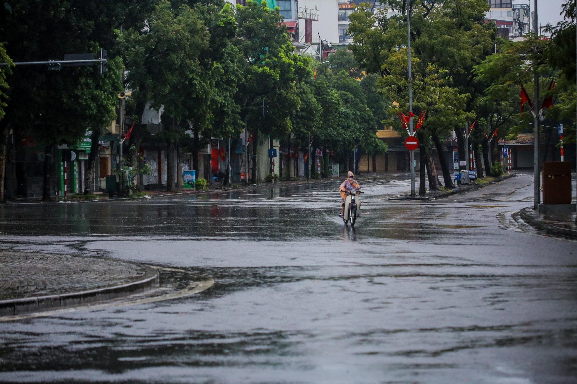 Người dân Thủ đô đón cái lạnh đầu mùa kèm mưa - Ảnh 6.
