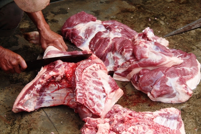 Xót lợn nuôi bán lỗ thê thảm, đi chợ phải mua thịt giá cao, chủ nuôi tự tay mổ lợn bán - Ảnh 1.