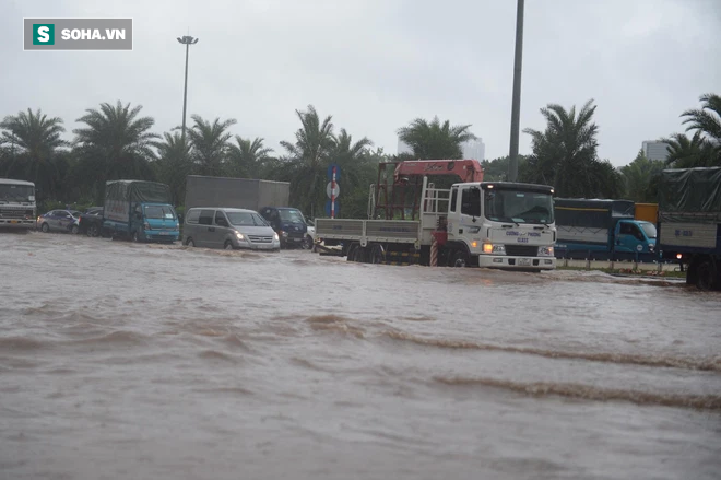 Hà Nội: Đại lộ Thăng Long - Vành đai 3 ngập nghiêm trọng, ô tô đi trong biển nước - Ảnh 11.