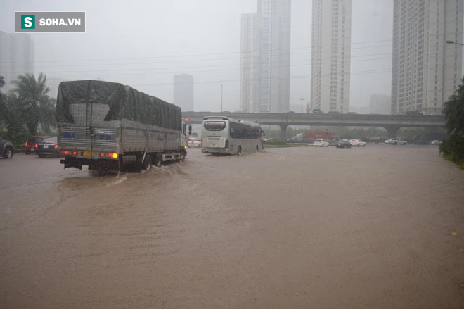 Hà Nội: Đại lộ Thăng Long - Vành đai 3 ngập nghiêm trọng, ô tô đi trong biển nước - Ảnh 13.