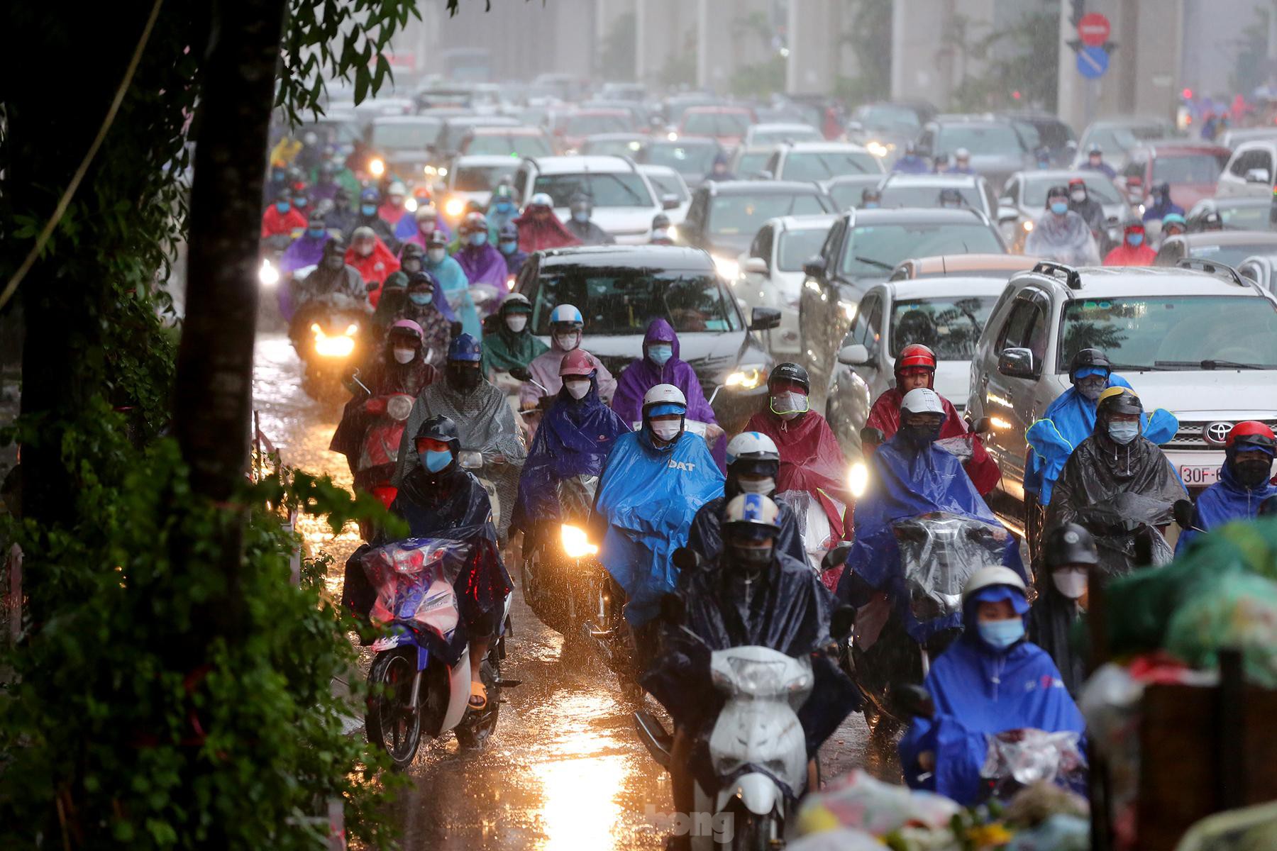 Hà Nội mưa rét sáng đầu tuần, người dân chôn chân giữa đường do giao thông ùn tắc - Ảnh 3.