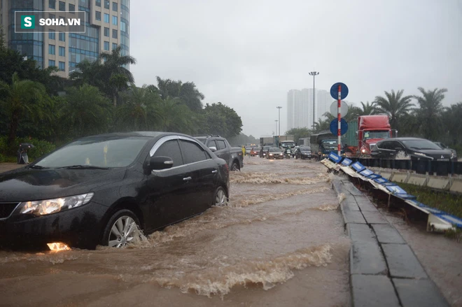 Hà Nội: Đại lộ Thăng Long - Vành đai 3 ngập nghiêm trọng, ô tô đi trong biển nước - Ảnh 4.