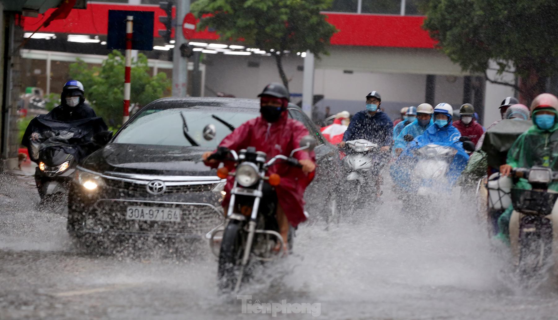 Hà Nội mưa rét sáng đầu tuần, người dân chôn chân giữa đường do giao thông ùn tắc - Ảnh 4.