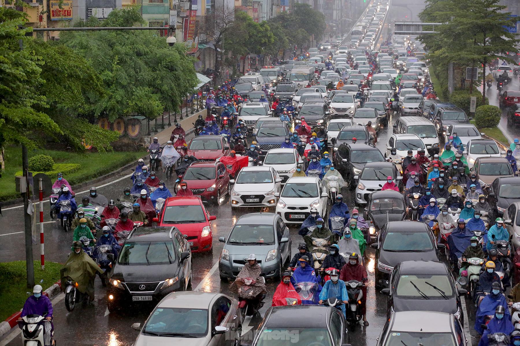 Hà Nội mưa rét sáng đầu tuần, người dân chôn chân giữa đường do giao thông ùn tắc - Ảnh 5.