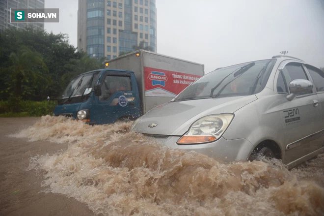 Hà Nội: Đại lộ Thăng Long - Vành đai 3 ngập nghiêm trọng, ô tô đi trong biển nước - Ảnh 6.