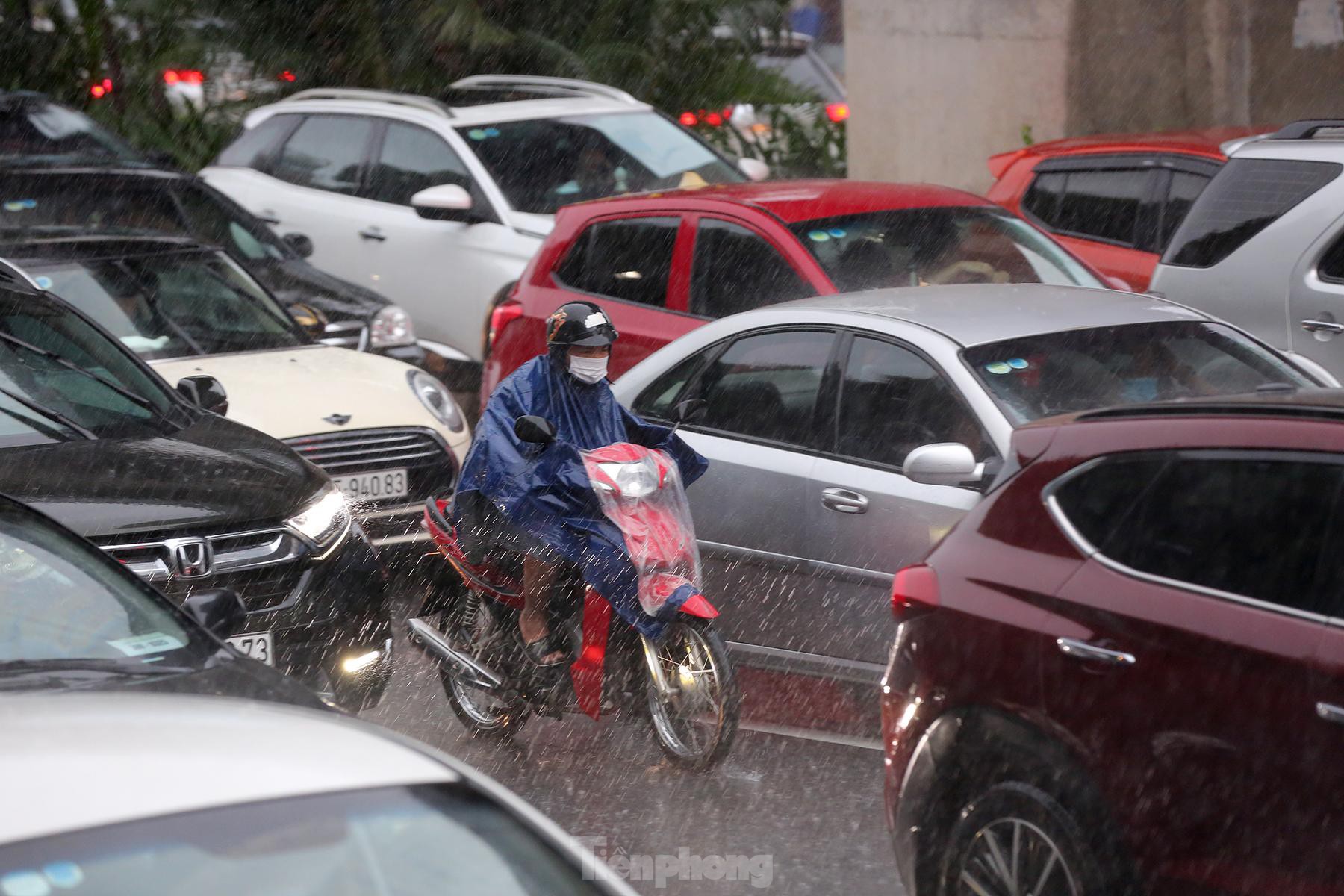 Hà Nội mưa rét sáng đầu tuần, người dân chôn chân giữa đường do giao thông ùn tắc - Ảnh 6.